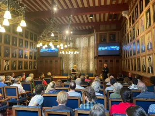 Chantal opent de lezing in de Senaatzaal van de Rijksuniversiteit